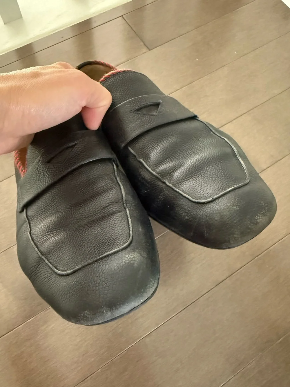 Gucci Men's Black Pebbled Leather Slip-On Loafer with Red Trim - Picture 6 of 8